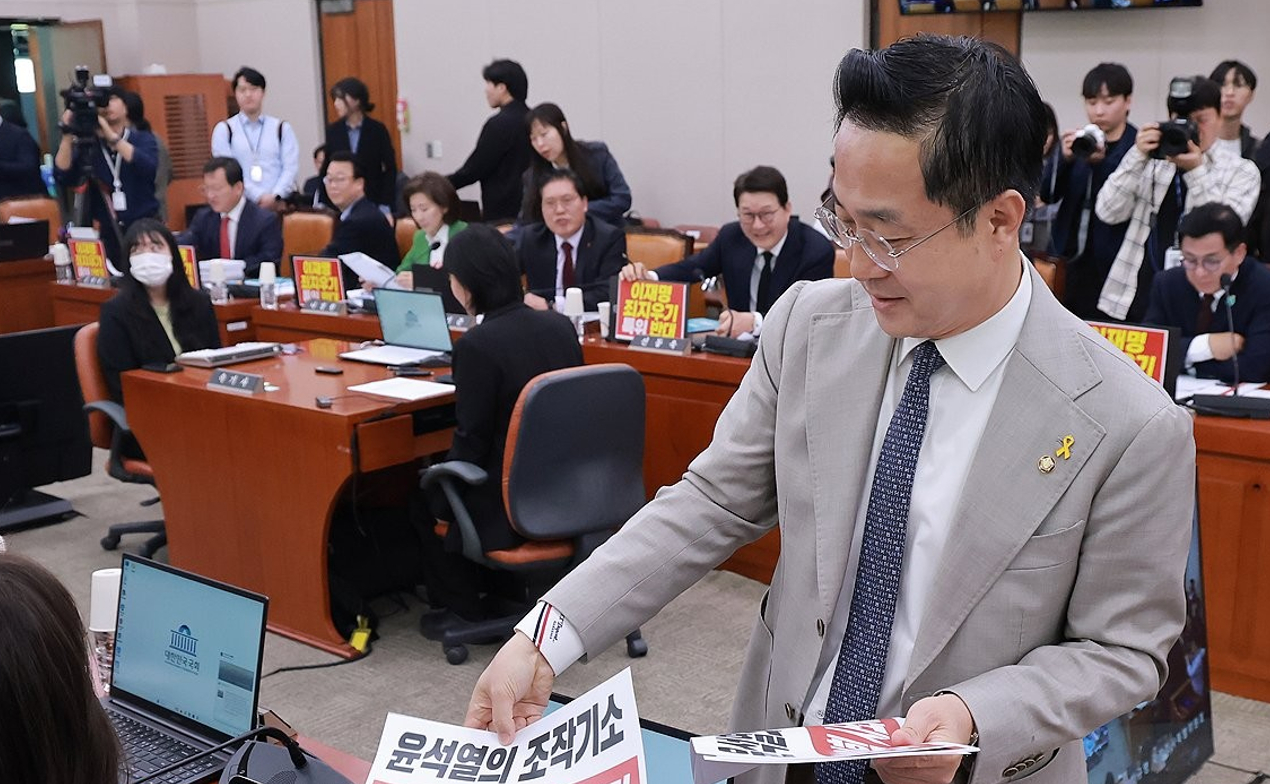 16일 국회 윤석열 정권 정치검찰 조작기소 의혹 사건 진상규명 국정조사특별위원회 제8차 전체회의에서 여당 간사인 더불어민주당 박성준 의원이 여당 의원들에게 노트북에 붙일 유인물을 나눠주고 있다. 2026.4.16 [사진=연합뉴스]