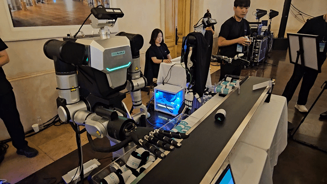 서울 강남구 라움아트센터에서 휴머노이드 로봇이 RLDX-1 AI 기술을 활용해 아무런 조작 없이 스스로 물품을 분류하고 있다. [사진=설재윤 기자]