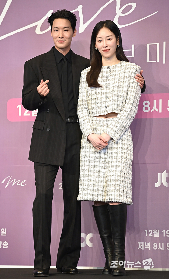 배우 장률, 서현진이 18일 서울 구로구 더 링크 서울 호텔에서 열린 JTBC 새 금요시리즈 '러브 미' 제작발표회에서 포즈를 취하고 있다. [사진=곽영래 기자]