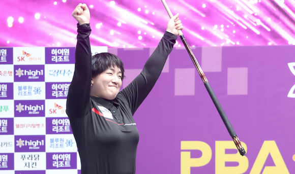 히가시우치 나츠미(일본) 지난 2019-20시즌 LPBA투어 진출 후 22개 투어만에 감격적은 개인 첫 우승을 차지했다. [사진=프로당구협회(PBA)]