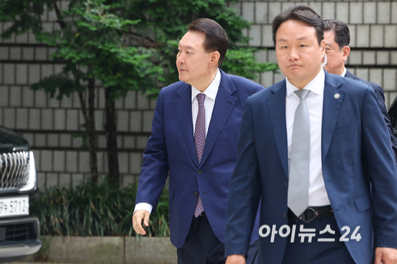 윤석열 전 대통령이 16일 오전 서울 서초구 서울중앙지방법원에서 열린 내란 우두머리 혐의&middot;직권남용 권리행사 방해 혐의 사건 7차 공판에 출석하고 있다. [사진=사진공동취재단]