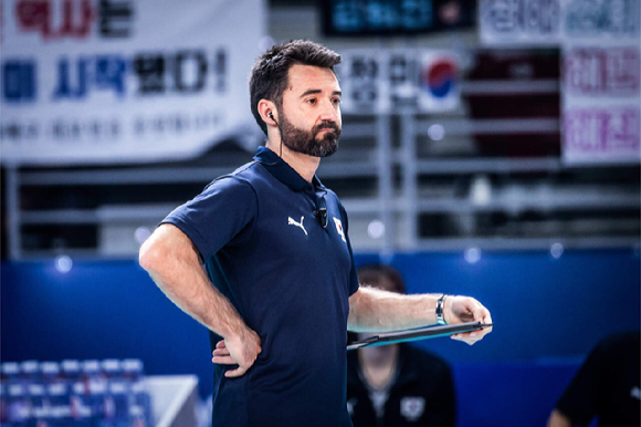 한국 여자배구 대표팀 사령탑을 맡고 있는 세자르 에르난데스 곤살레스 감독. [사진=국제배구연맹(FIVB)]