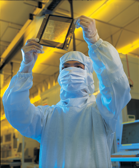 TSMC 대만 12팹 내부에서 직원들이 제품을 생산하는 모습. [사진=TSMC]