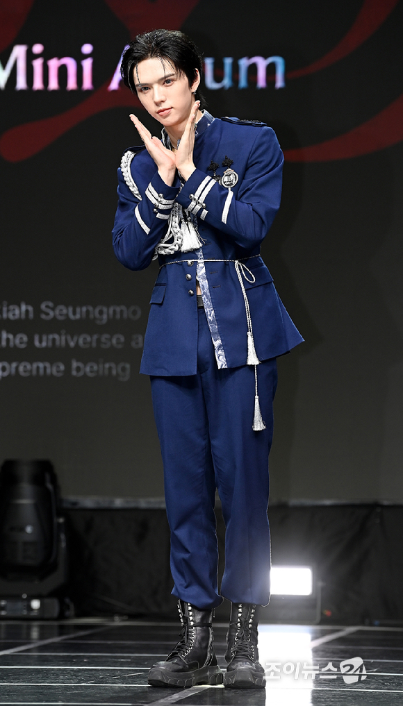 그룹 앰퍼샌드원(AMPERS&ONE) 브라이언이 8일 서울 용산구 노들섬 라이브하우스에서 열린 미니 4집 '데피니션'(DEFINITION) 발매 기념 쇼케이스에서 포토타임을 갖고 있다. [사진=곽영래 기자]