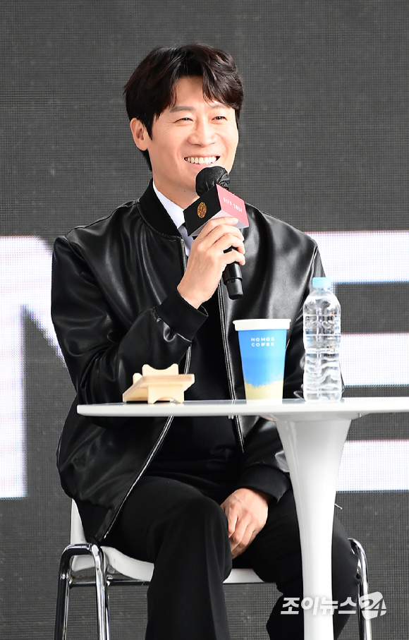 배우 진선규가 3일 오후 부산 해운대구 영화의전당에서 열린 제29회 부산국제영화제 '전,란' 오픈토크에 참석하고 있다. [사진=정소희 기자]