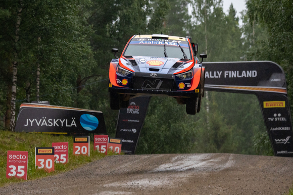 '2022 월드랠리챔피언십' 8번째 라운드 핀란드 랠리에서 현대자동차 'i20 N Rally1 하이브리드' 경주차가 주행하고 있는 모습. [사진=현대자동차]