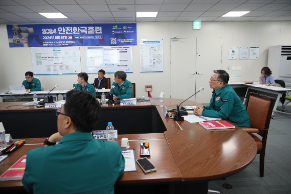 31일 경남 진주시 LH 본사 재난안전상황실에서 이한준 LH 사장과 관계자들이 '2024년 재난대응 안전한국훈련'을 진행하고 있다. [사진=LH]