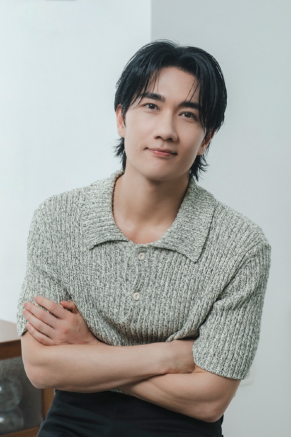배우 엄태구가 영화 '와일드 씽' 인터뷰에 앞서 포즈를 취하고 있다. [사진=롯데엔터테인먼트]