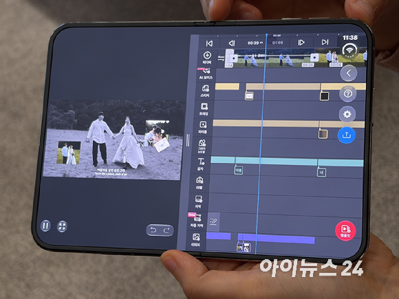 애플의 아이폰 듀오를 접은 채 카카오톡을 들어가보니 왼쪽에는 채팅방 목록, 오른쪽에는 대화 내용이 나타났다. [사진=권서아 기자]