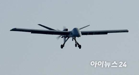 12일 포항 해상에 위치한 해군 독도함에서 실시된 '대형플랫폼 함정 무인기 운용 전투 실험' 에서 미국 제너럴 아토믹스(General Atomics)에서 개발 중인 고정익 무인기 모하비(Mojave)가 이륙해 동해 상공을 비행하고 있다. [사진=사진공동취재단]