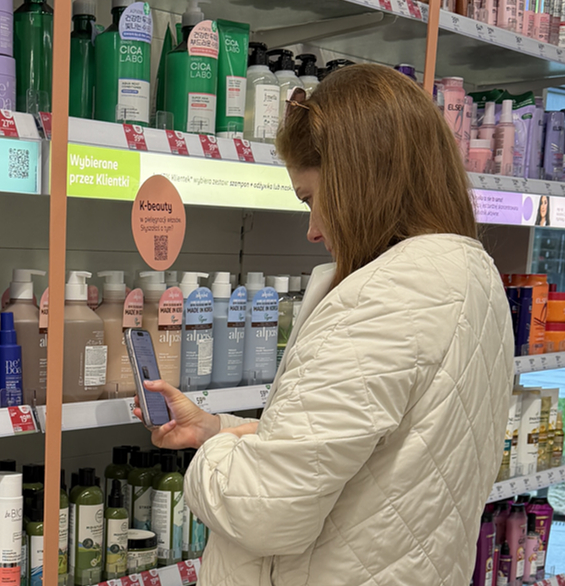 로스만 폴란드에서 제품을 보는 소비자. [사진=애경산업]