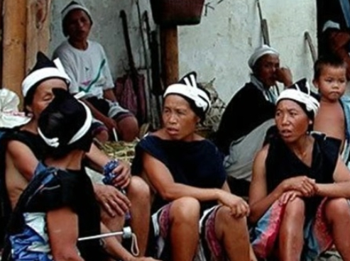 중국에서 합법적으로 총기를 소유할 수 있는 마지막 부족의 풍습이 알려졌다. [사진= X 갈무리]