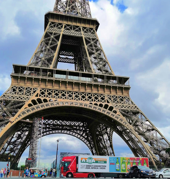 하이트진로가 운용 중인 참이슬 랩핑 트럭이 프랑스 파리 에벨탑 앞을 지나가고 있다. [사진=하이트진로]