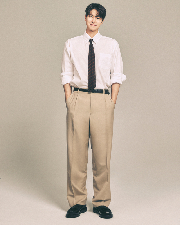 배우 공명이 넷플릭스 영화 '고백의 역사' 인터뷰에 앞서 포즈를 취하고 있다. [사진=넷플릭스]