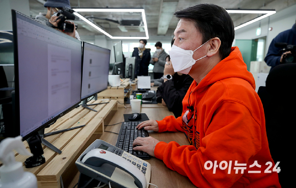 국민의당 안철수 대선 후보가 28일 오전 서울 강남구 한 IT스타트업 회사에서 일일 인턴사원으로 근무하고 있다. [사진=국회사진취재단]