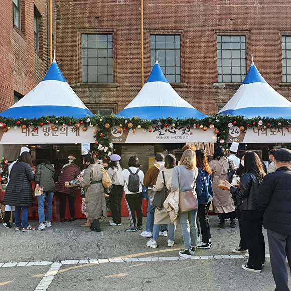 대전 '빵모았당' 행사에 방문객들이 빵을 사기 위해 줄을 서 있다. [사진=대전시]