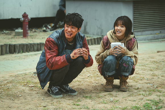 배우 이준영이 넷플릭스 시리즈 '황야'(감독 허명행) 인터뷰에 앞서 포즈를 취하고 있다. [사진=넷플릭스]