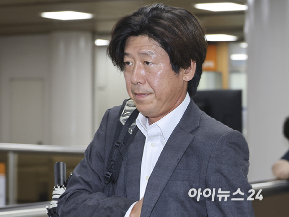 남욱 변호사가 1일 서울 서초구 서울고등법원에서 열린 대장동 개발 뇌물 혐의를 받는 곽상도 전 국민의힘 의원의 항소심 2차 공판에 증인으로 출석하고 있다. [사진=곽영래 기자]