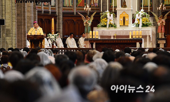 20일 부활절을 맞아 서울 명동 성당에서 열린 예수 부활 대축일 미사에 참석한 신자들이 경건한 마음으로 미사를 드리고 있다. [사진=사진공동취재단]