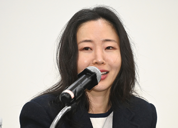 기획사 어도어와 전속계약 분쟁 중인 그룹 뉴진스의 다니엘(왼쪽)과 민지가 14일 서울 서초구 서울중앙지방법원에서 열린 전속계약 유효확인 소송 1심 조정을 위해 법원으로 들어서고 있다. 2025.8.14 [사진=연합뉴스]