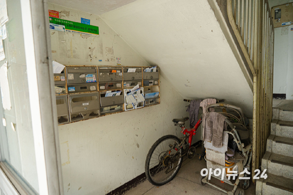 서울 노원구 상계주공5단지는 1987년 준공된 5층짜리 노후 아파트다. 현재 재건축이 진행 중이며, 한화 건설부문이 시공사로 선정돼 최고 35층, 5개 동, 총 996가구 규모의 단지로 탈바꿈되고 있다. 2026.02.26 [사진=김민지 기자]