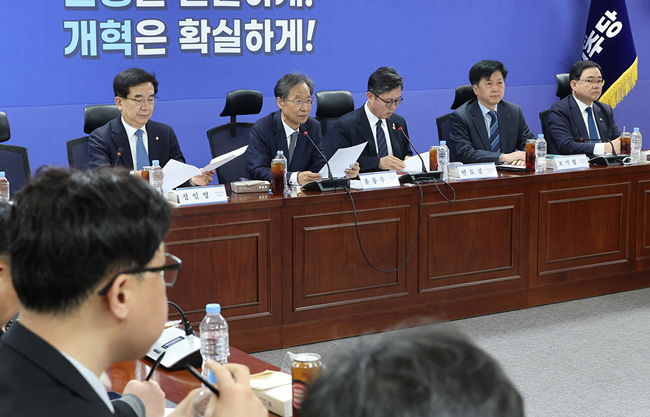 더불어민주당 '중동 상황 경제 대응 특별위원회' 위원장인 유동수 의원(왼쪽 두 번째)이 13일 국회 의원회관에서 열린 3차 회의에서 발언하고 있다. 2026.4.13 [사진=연합뉴스]