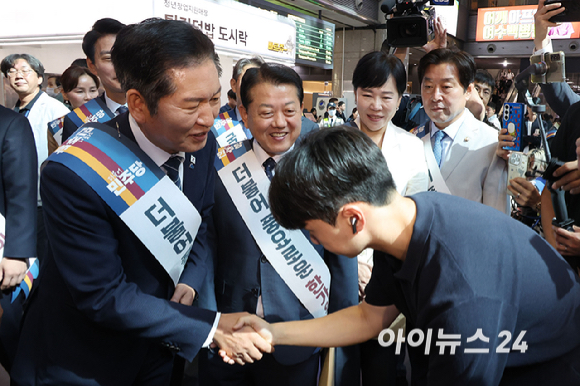 정청래 더불어민주당 대표를 비롯한 민주당 지도부가 2일 오전 용산역을 찾아 귀성길에 나선 시민들에게 인사하고 있다. [사진=곽영래 기자]