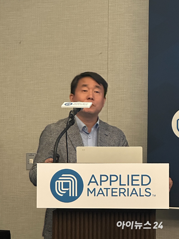 박광선 어플라이드 머티어리얼즈 코리아 대표가 26일 코엑스에서 열린 '어플라이드 머티어리얼즈 AI 성능 가속화를 위한 재료 혁신 기자 간담회'에서 기자들의 질의응답에 답하고 있다. [사진=황세웅 기자]