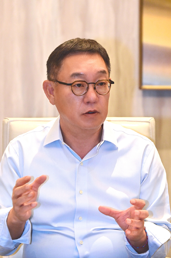 현신균 LG CNS 대표가 지난 7일(현지시간) CES 2026가 열리고 있는 미국 라스베이거스 퐁텐블로 호텔에서 기자들과 만나 인터뷰를 하고 있다. [사진=LG CNS]