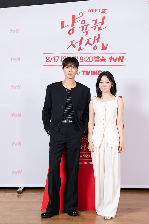 그룹 하이라이트 윤두준, 배우 김슬기가 지난 11일 오후 온라인 생중계로 진행된 tvN 'O&rsquo;PENing(오프닝) 2025' 스페셜 토크에 참석해 포즈를 취하고 있다. [사진=CJ ENM]