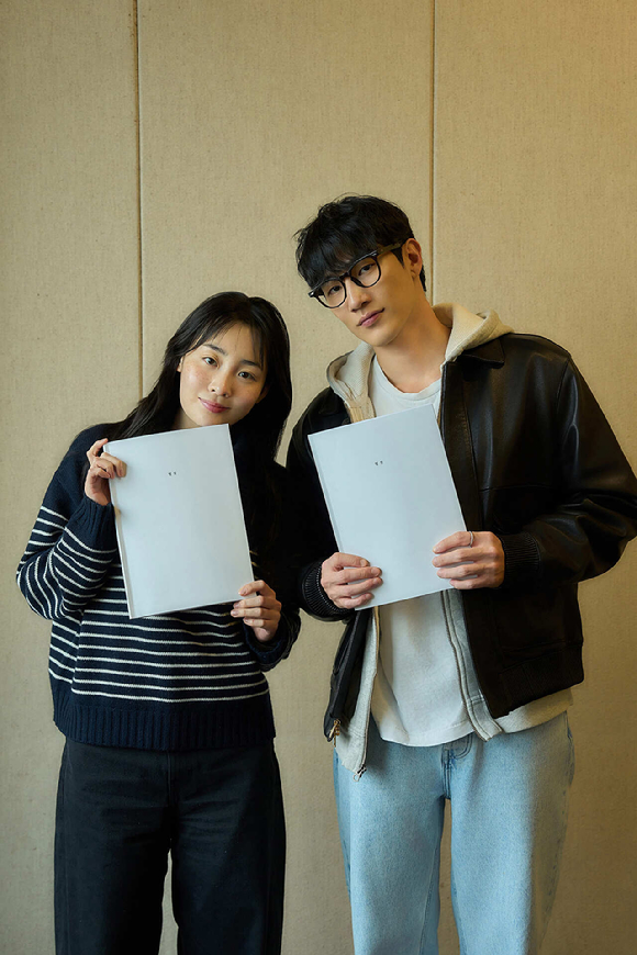 배우 김민하, 노상현이 '별짓' 출연을 확정 짓고 포즈를 취하고 있다. [사진=넷플릭스]