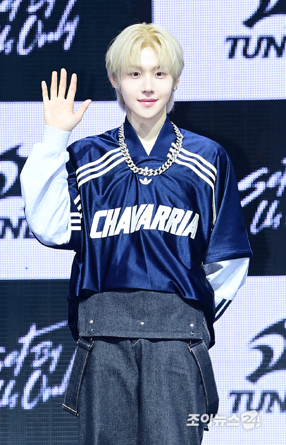 3일 오후 서울 광진구 광장동 예스24라이브홀에서 신인 보이그룹&nbsp;튜넥스(TUNEXX)&nbsp;첫 번째 미니 앨범 '셋 바이 어스 온리'(SET BY US ONLY) 발매 기념 쇼케이스가 열렸다.&nbsp;튜넥스 시환이 포토타임을 갖고 있다. [사진=정소희 기자]