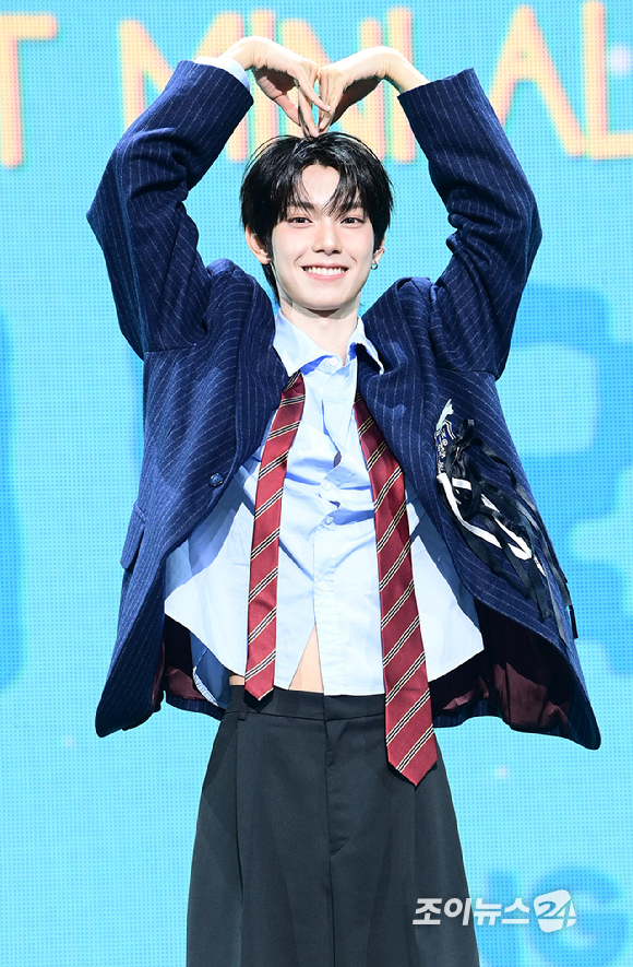 그룹 플레어 유 최립우가 13일 오후 서울 용산구 블루스퀘어에서 열린 데뷔 미니 앨범 '유스 에러'(YOUTH ERROR) 발매 기념 쇼케이스에 참석해 포토타임을 갖고있다. [사진=정소희 기자]