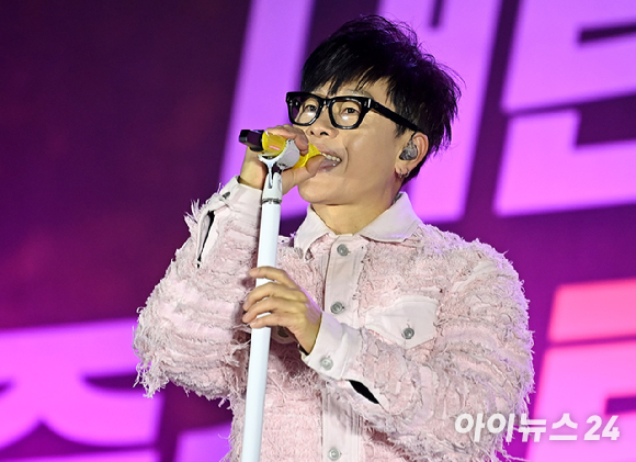 가수 이승환이 지난달 13일 서울 영등포구 산업은행 본점 앞에서 열린 '내란수괴 윤석열 즉각 탄핵! 즉각 체포! 탄핵촛불문화제'에서 공연을 하고 있다. [사진=곽영래 기자]