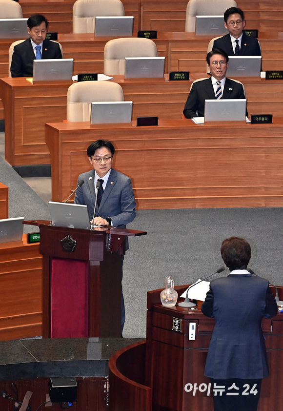김정관 산업통상자원부 장관이 17일 서울 여의도 국회에서 열린 본회의에서 경제 분야 관련 대정부질문에서 질의에 답변하고 있다. [사진=곽영래 기자]