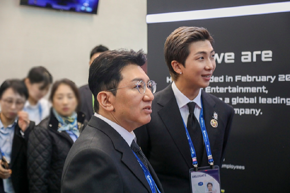 29일 경주 예술의전당에서 열린 'APEC CEO 서밋' 개회식에 참석한 방시혁 하이브 의장과 방탄소년단 RM이 하이브 홍보부스를 관람하고 있다. [사진=하이브]