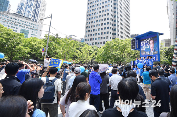 정원오 더불어민주당 서울시장 후보가 2일 서울 여의도우체국 인근에서 시민들에게 지지를 호소하고 있다. [사진=곽영래 기자]