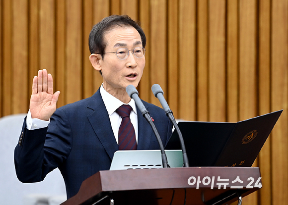 김호철 감사원장 후보자가 29일 서울 여의도 국회에서 열린 인사청문회에서 선서를 하고 있다. [사진=곽영래 기자]