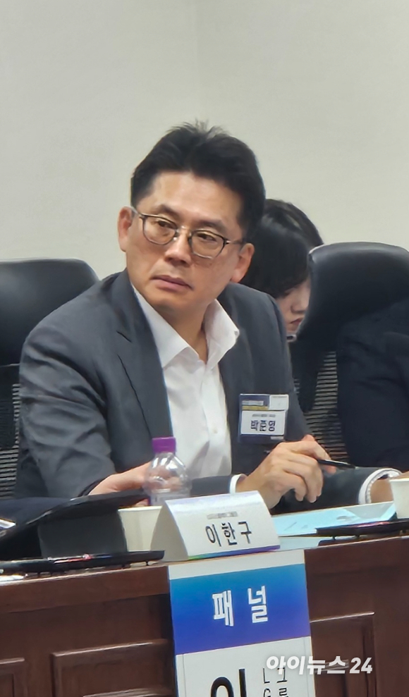 23일 국회 의원회관에서 열린 '디스플레이 산업 경쟁력 강화를 위한 정책토론회' 참가자들이 단체사진을 찍고 있다. [사진=박지은 기자]