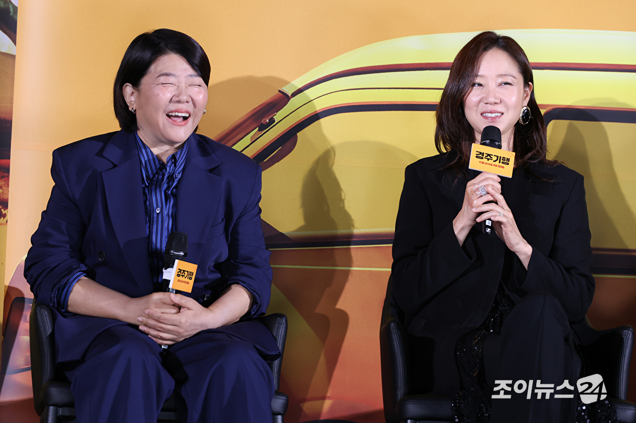 배우 이정은, 공효진이 27일 오전 서울 광진구 자양동 롯데시네마 건대입구점에서 열린 영화 '경주기행'(감독 김미조) 제작보고회에 참석해 소감을 말하고 있다. [사진=문수지 기자]