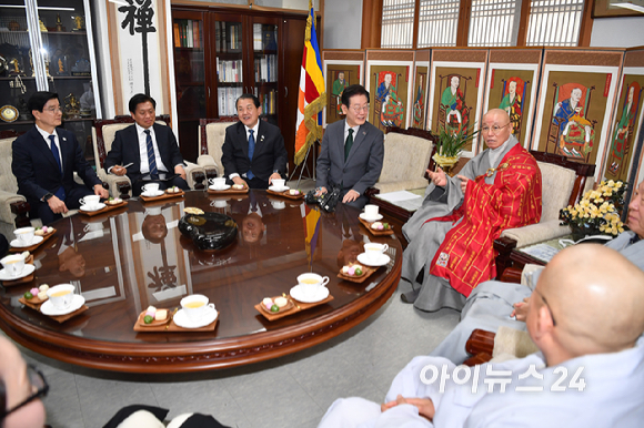 이재명 더불어민주당 대표가 24일 오후 서울 종로구 한국불교 태고종 총무원을 방문해 총무원장인 상진 스님을 예방하고 있다. [사진=곽영래 기자]