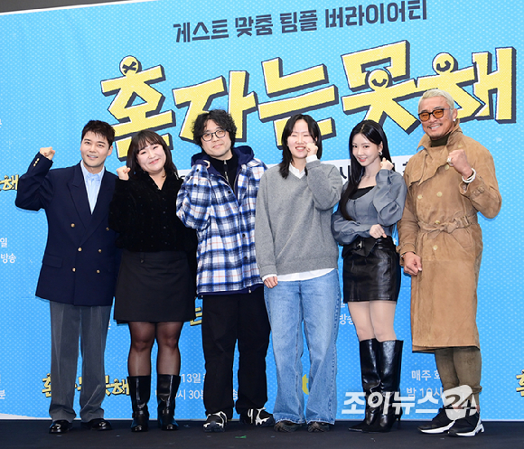 (왼쪽부터)전현무-이수지-이세희-추성훈이 12일 오후 서울 마포구 스탠포드호텔에서 열린 JTBC 새 예능 프로그램 '혼자는 못 해' 제작발표회에 참석하고 있다. [사진=정소희 기자]