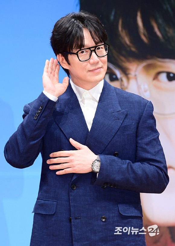 가수 성시경이 27일 오전 서울 영등포구 KBS에서 열린 KBS2 뮤직 토크쇼 '더 시즌즈-성시경의 고막남친' 제작발표회에 참석하고 있다. [사진=정소희 기자]