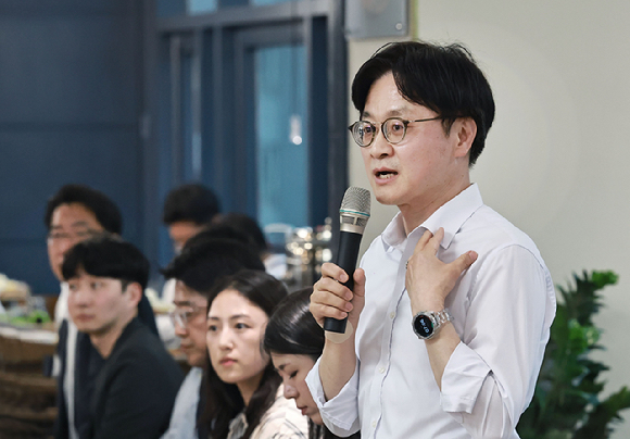 김정관 산업통상부 장관이 27일 정부세종청사 인근에서 열린 출입기자단 만찬 간담회에서 모두발언을 하고 있다. [사진=연합뉴스]