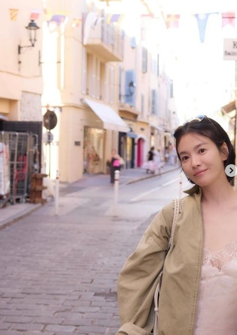 송혜교, 프랑스 여행룩 보니...슬립드레스+점퍼 '센스가 장난 아니네'