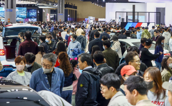 강남훈 서울모빌리티쇼 조직위원장이 19일 서울 강남구 과학기술회관에서 열린 '2025 서울모빌리티쇼' 기자간담회에서 인사말하고 있다. [사진=김종성 기자]