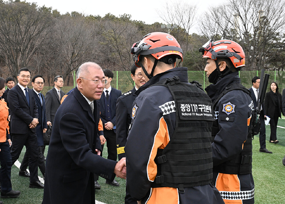 소방청 김승룡 소방청장 직무대행(왼쪽)과 현대차그룹 정의선 회장이 무인소방로봇과 함께 기념 촬영을 하고 있다. [사진=현대차그룹]