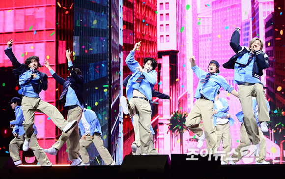 그룹 라이즈가 19일 오전 서울 용산구 블루스퀘어에서 열린 라이즈(RIIZE) 첫 정규 'ODYSSEY(오디세이)' 쇼케이스에 참석해 타이틀곡 '플라이 업' 무대를 선보이고 있다. [사진=정소희 기자]