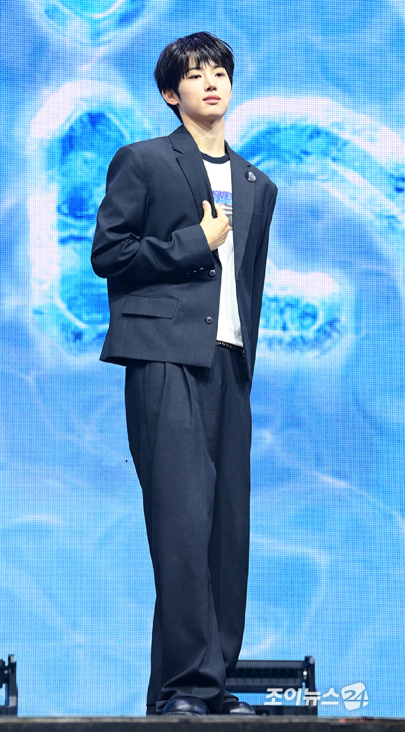 그룹 아이딧 장용훈이 15일 오후 서울 광진구 광장동 예스24라이브홀에서 아이딧(IDID) 첫 번째 미니 앨범 '아이 디드 잇.(I did it.)' 발매 기념 데뷔 쇼케이스에 참석해 타이틀곡 '제멋대로 찬란하게' 무대를 선보이고 있다. [사진=정소희 기자]