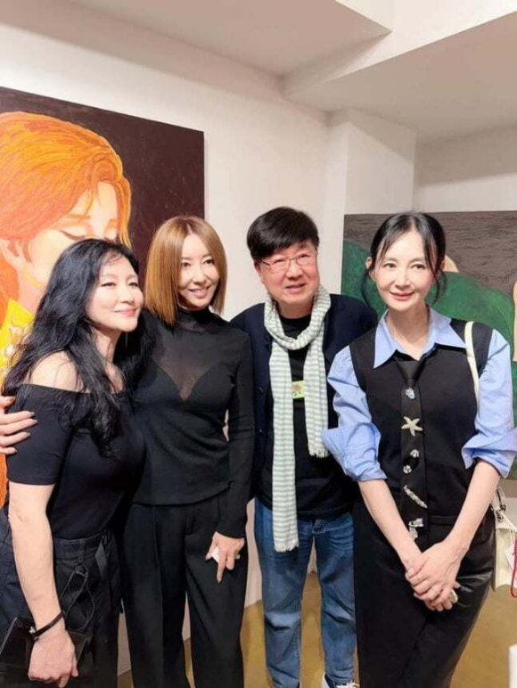 &apos;바람아 멈추어다오&apos; 이지연, 깜짝 근황...오프숄더 입고 여전한 미모 자랑